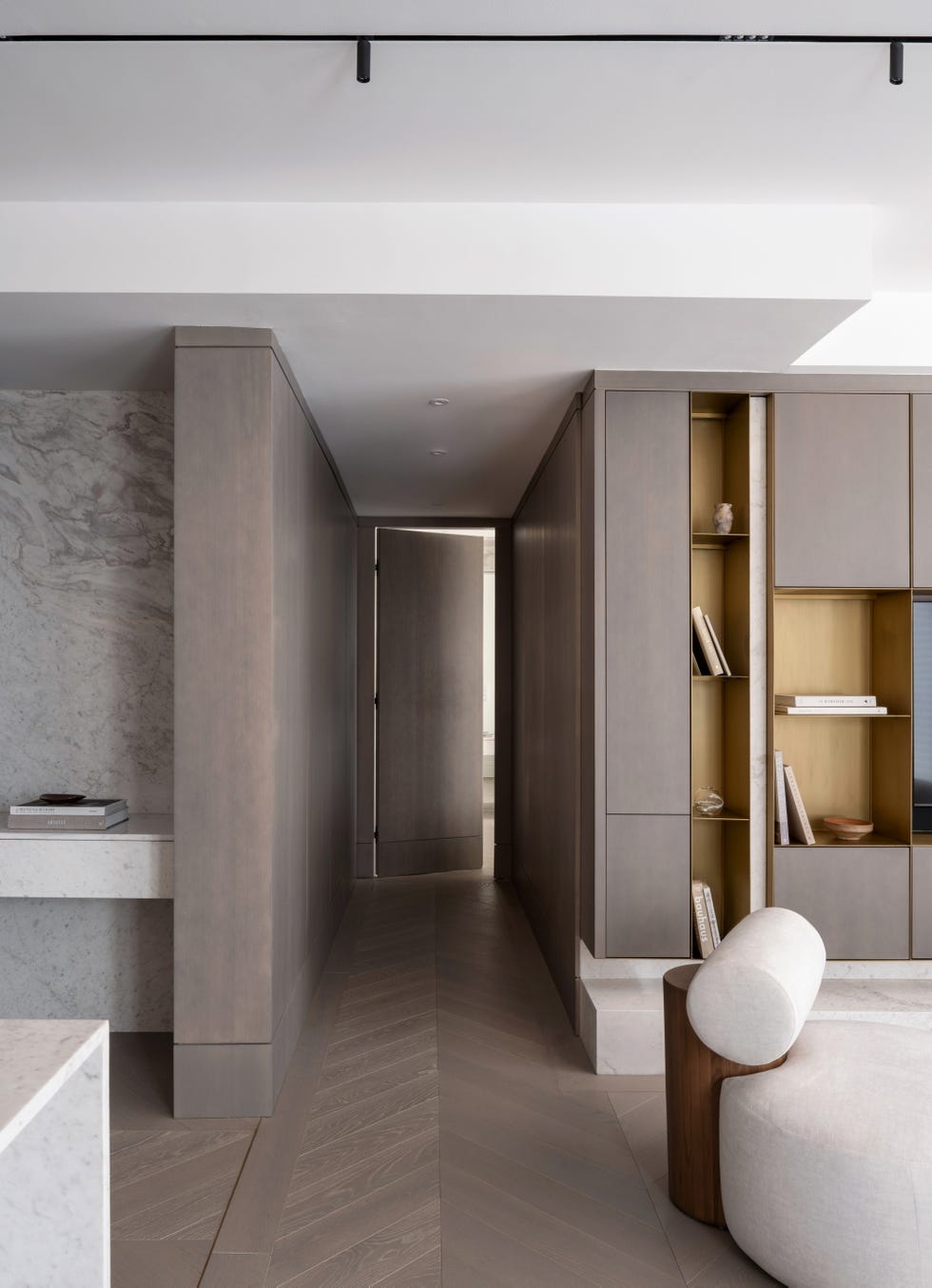 una casa de estilo minimalista con materiales naturales, espacios abiertos y muebles a medida