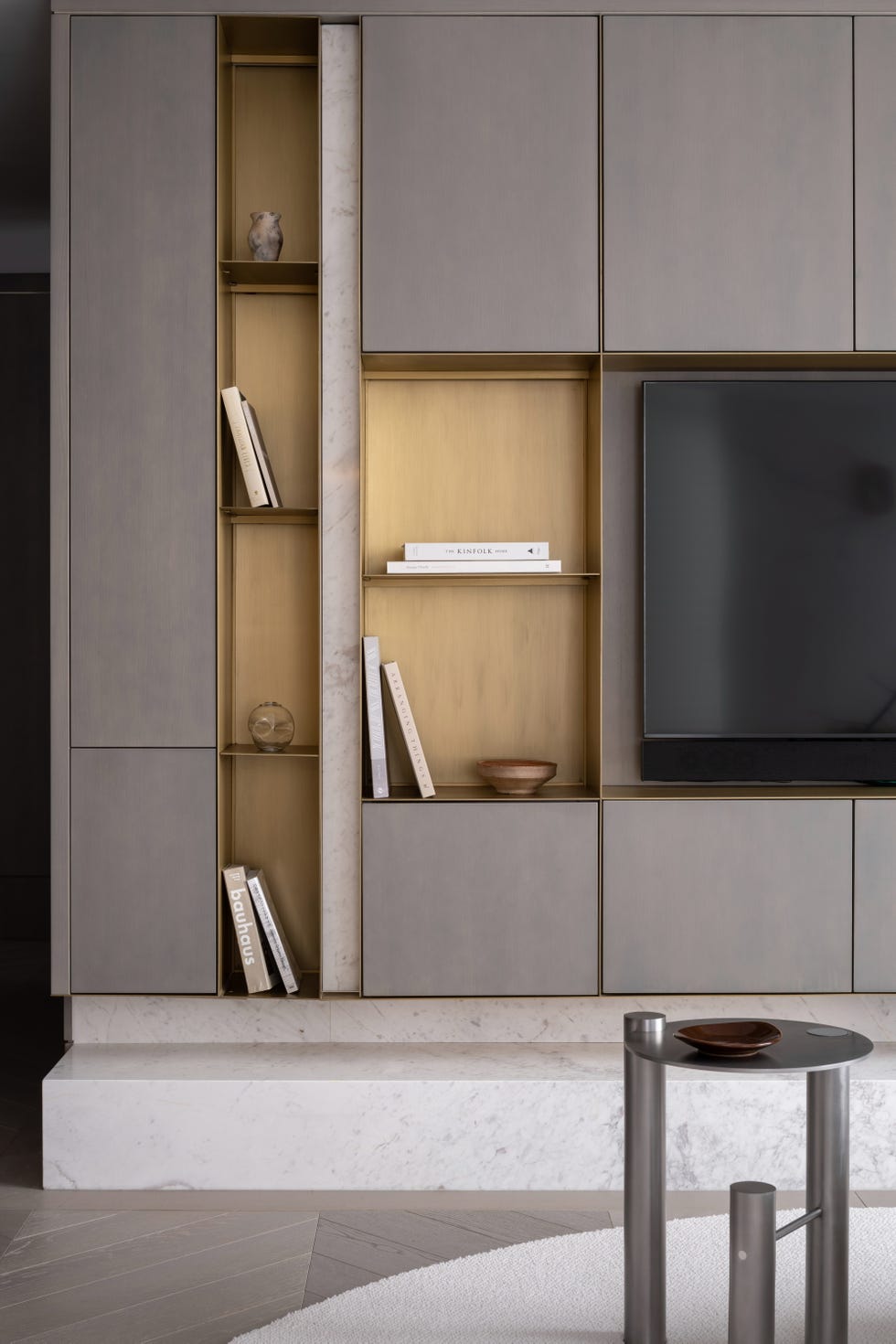 una casa de estilo minimalista con materiales naturales, espacios abiertos y muebles a medida