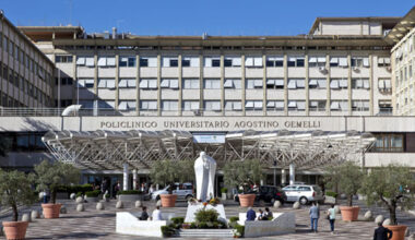 ha la febbre e si sente male, arriva in ospedale e muore