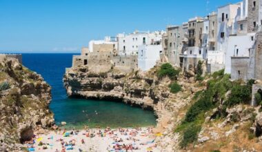 Polignano a Mare, si tuffa dalla scogliera e muore sbattendo la testa: morto ragazzo di 23 anni