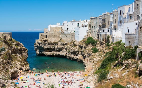 Polignano a Mare, si tuffa dalla scogliera e muore sbattendo la testa: morto ragazzo di 23 anni