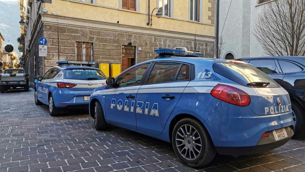 agenti mimetizzati tra i turisti fermano tre ladri