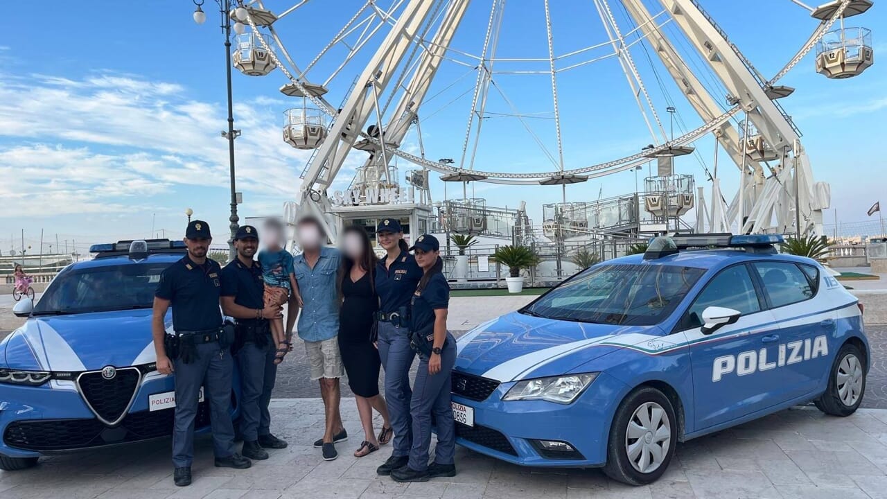 Il figlio sparisce nel nulla in spiaggia, mamma all'ottavo mese di gravidanza sotto choc: poi lieto fine