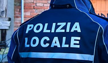 uomo aggredisce agenti, arrestato con spray urticante