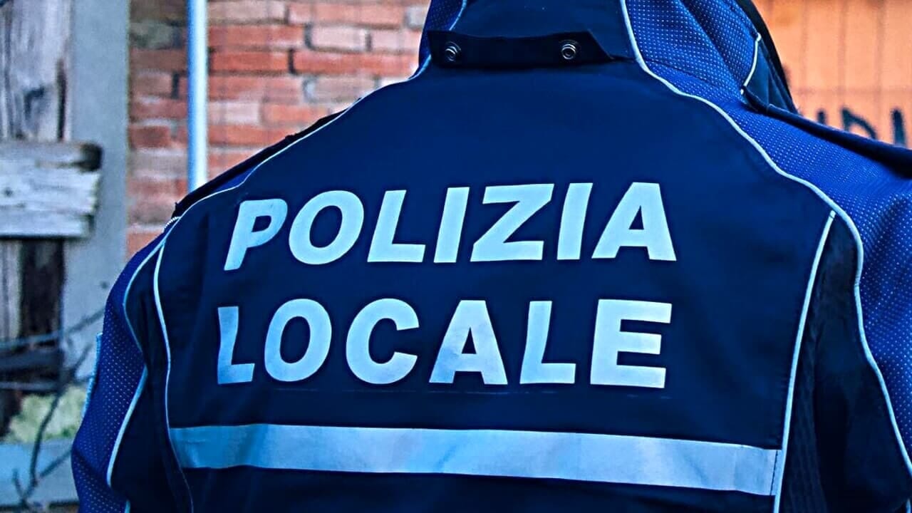 uomo aggredisce agenti, arrestato con spray urticante