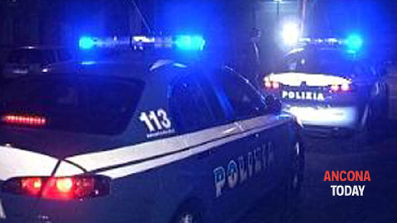Picchia la madre al culmine di una lite lasciandola riversa a terra, interviene la polizia: 26enne arrestato