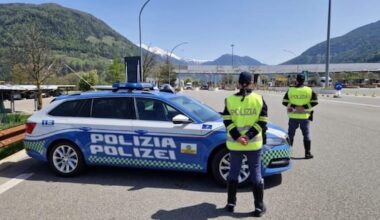 Papà dimentica le figlie in autogrill sull'A22, le salvano gli agenti della Polstrada