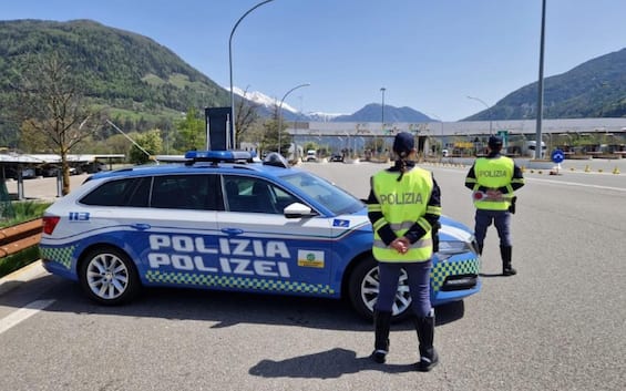 Papà dimentica le figlie in autogrill sull'A22, le salvano gli agenti della Polstrada