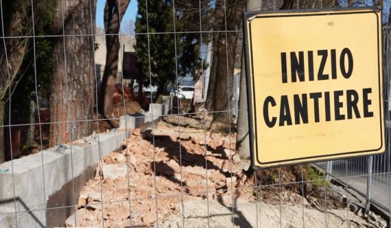 Pista ciclabile su ponte Cavallotti, del cantiere non c’è traccia