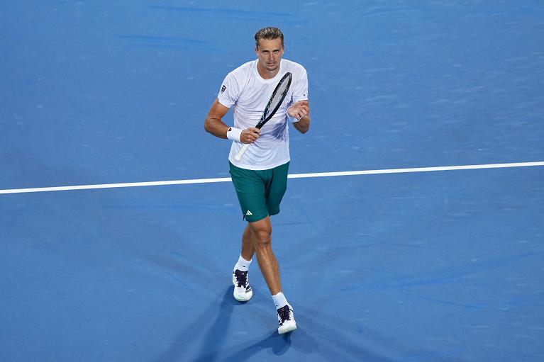 Zverev si sente male, poi domina
