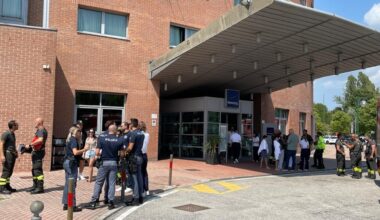 Batteria di un power bank a fuoco nella stanza dell'hotel, evacuati i clienti