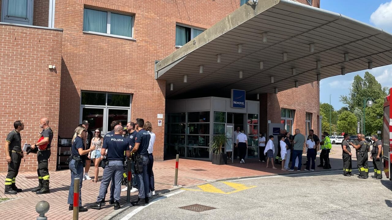 Batteria di un power bank a fuoco nella stanza dell'hotel, evacuati i clienti