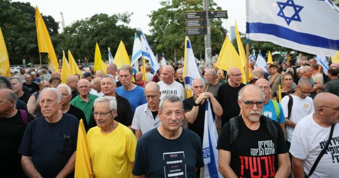 Riservisti ed ex piloti israeliani protestano davanti alla sede delle Idf: “Basta con la guerra inutile a Gaza”