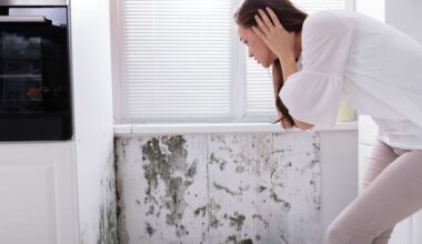 donna disperata che guarda il muro