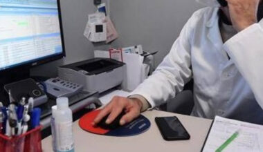 Medici di famiglia sotto pressione: in molti hanno fino a 1.800 pazienti. Le carenze territoriali rischiano di far saltare il filtro contro l’intasamento dei pronto soccorso?