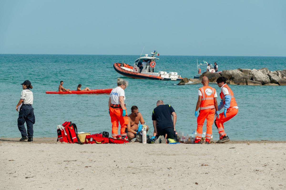 Muore annegato a 15 anni sotto gli occhi dei familiari