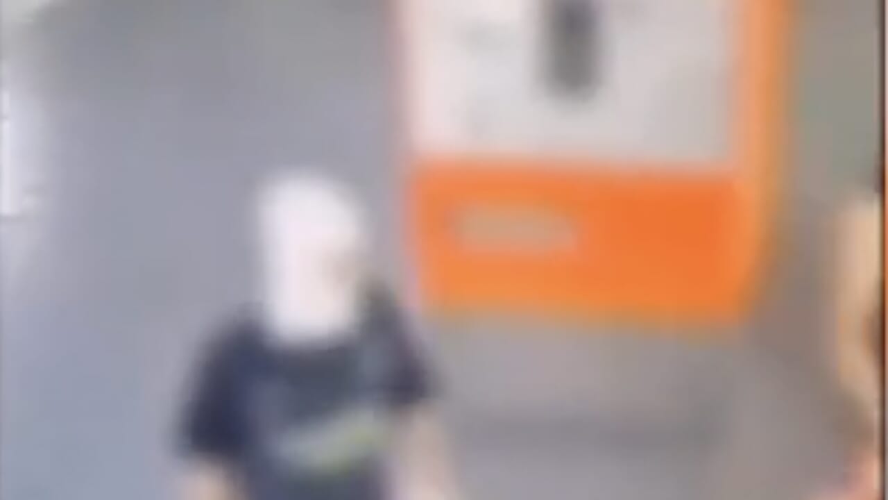 Rapina alla stazione metro di Bande Nere a Milano, accerchiano una donna e la gettano a terra
