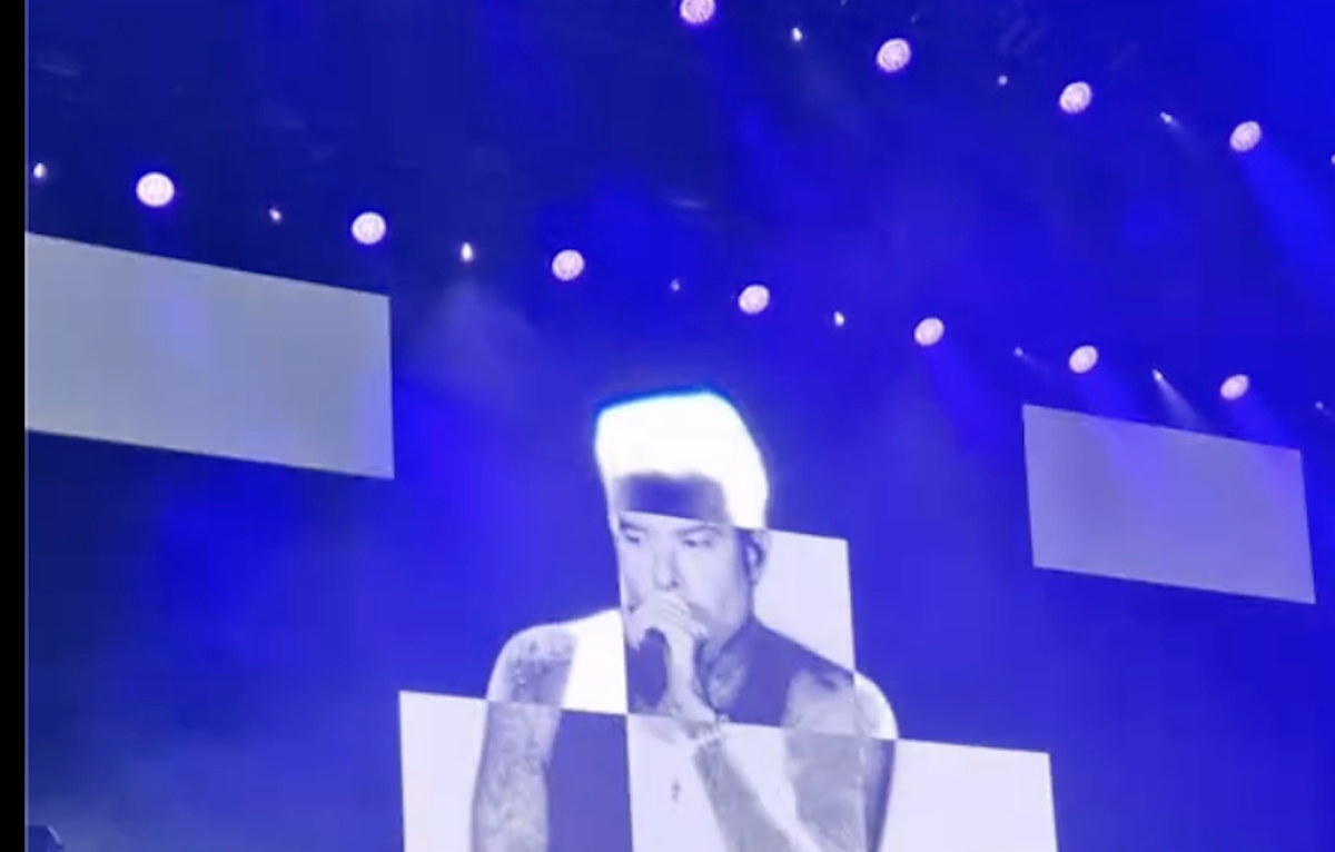 Red Valley, Fedez dal palco attacca Tony Effe e Ilaria Salis («Miss Italia lo vince lei»). E infine le barre sul matrimonio finito con Ferragni - Il video