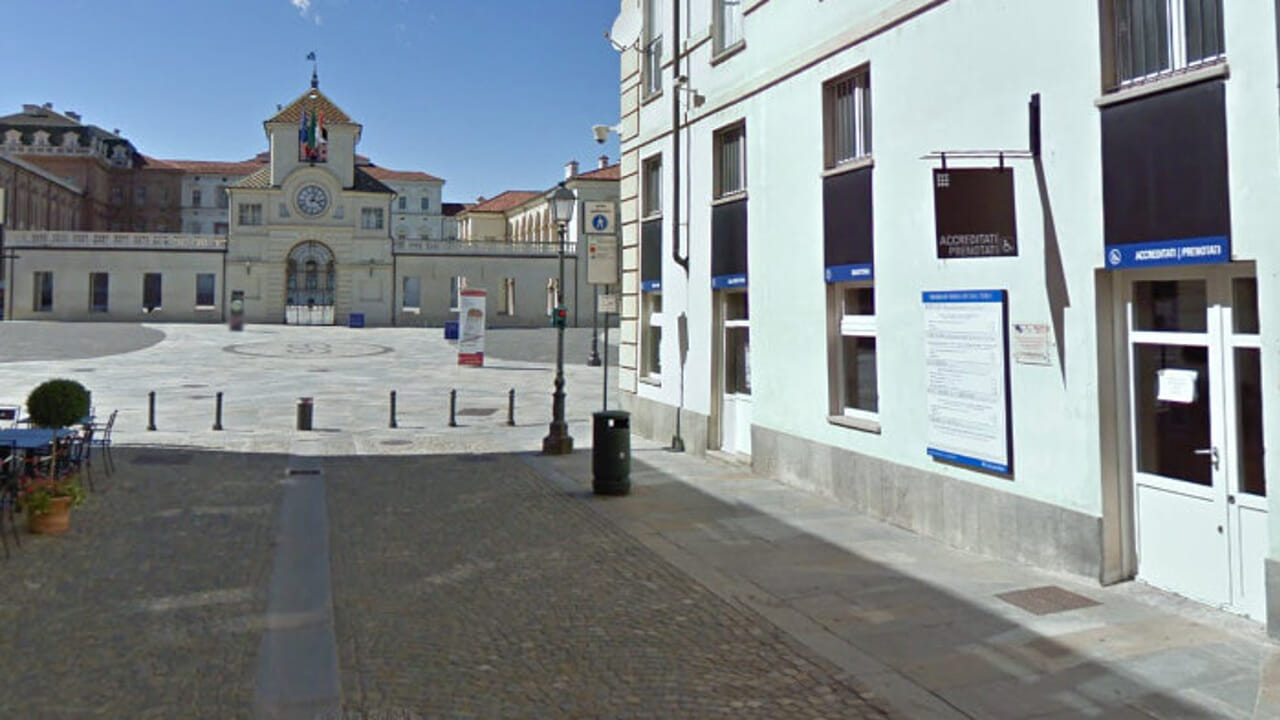 Uomo morto per un malore davanti alla Reggia di Venaria Reale, in via Mensa