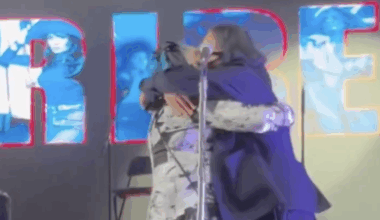 Renato Zero fa pace con Loredana Bertè. L'incursione in un concerto della cantante: «Noi siamo i migliori anni della nostra vita» - Il video