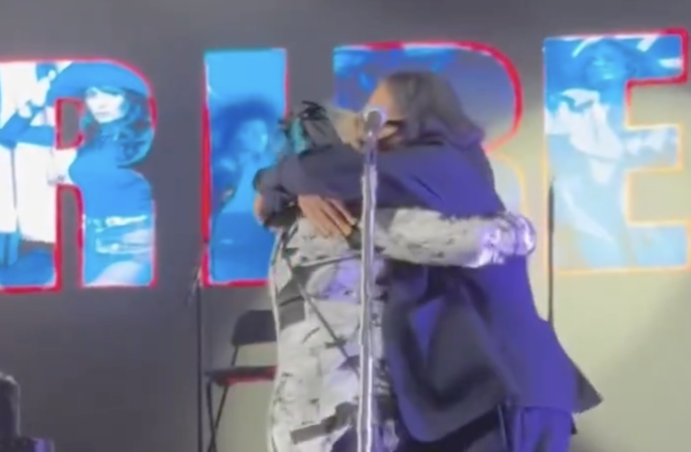 Renato Zero fa pace con Loredana Bertè. L'incursione in un concerto della cantante: «Noi siamo i migliori anni della nostra vita» - Il video