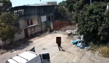 Getta rifiuti dal furgone, poi scappa con le portiere aperte lasciando a terra il suo compagno "sporcaccione"