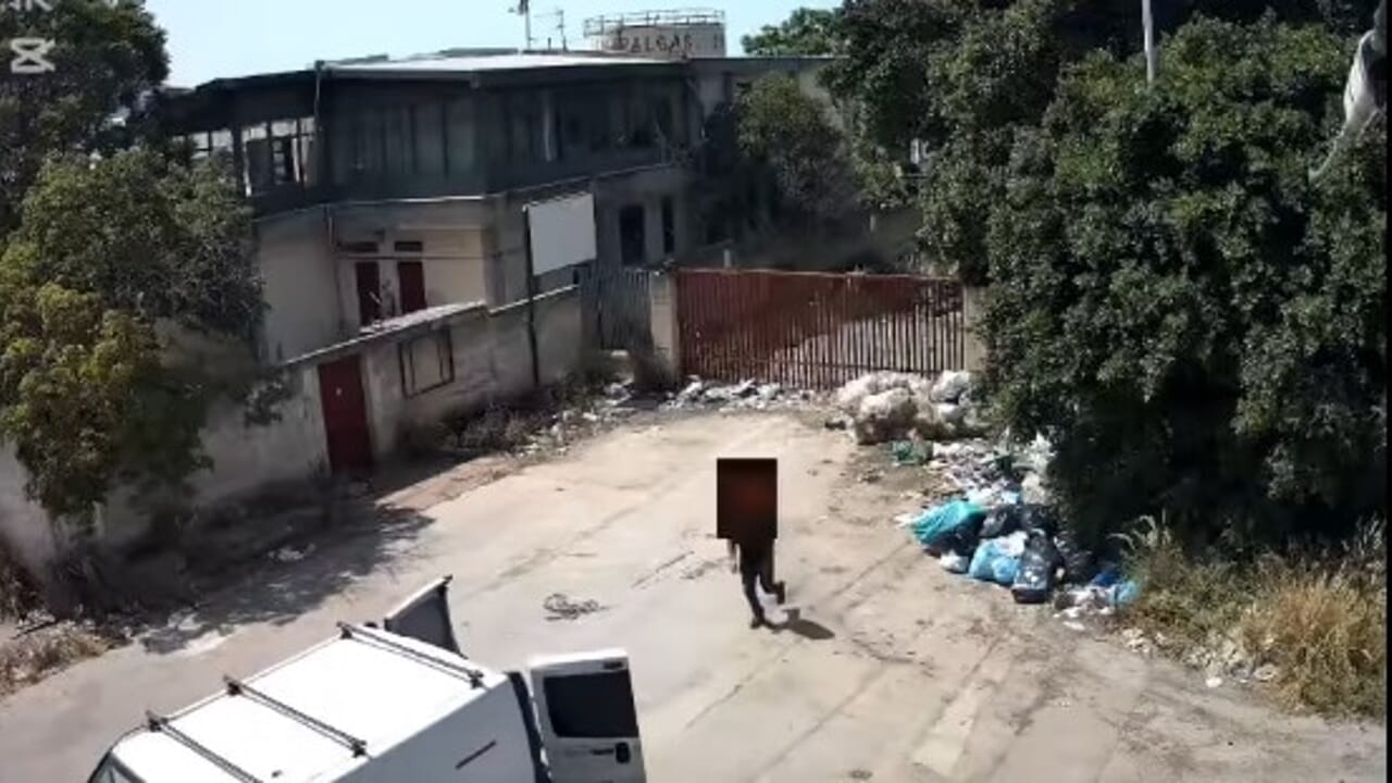 Getta rifiuti dal furgone, poi scappa con le portiere aperte lasciando a terra il suo compagno "sporcaccione"