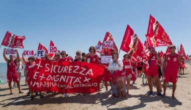 Rimini, corteo di protesta dei bagnini sulla spiaggia. FOTO