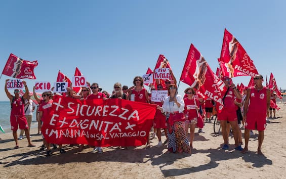 Rimini, corteo di protesta dei bagnini sulla spiaggia. FOTO