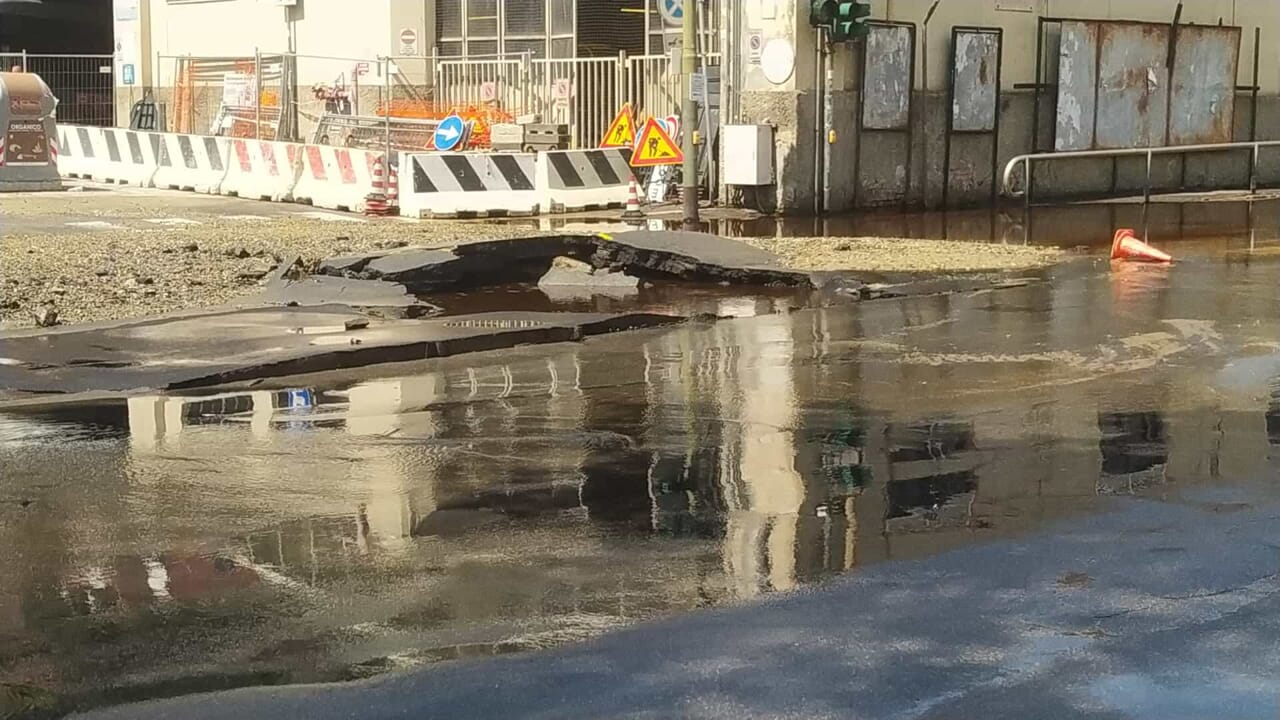 Strade chiuse in Media Val Bisagno per rottura tubo acqua