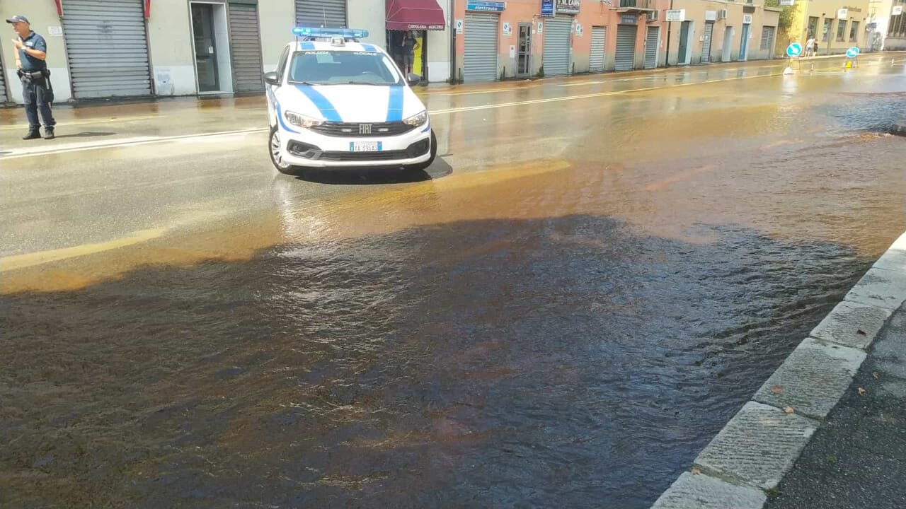 Strade chiuse in Media Val Bisagno per rottura tubo acqua