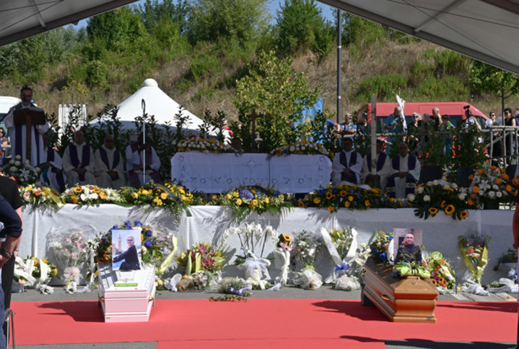 Incidente in A1, piazza gremita per i funerali