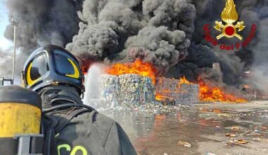 Brucia centro stoccaggio rifiuti a Catania, alta nube nera