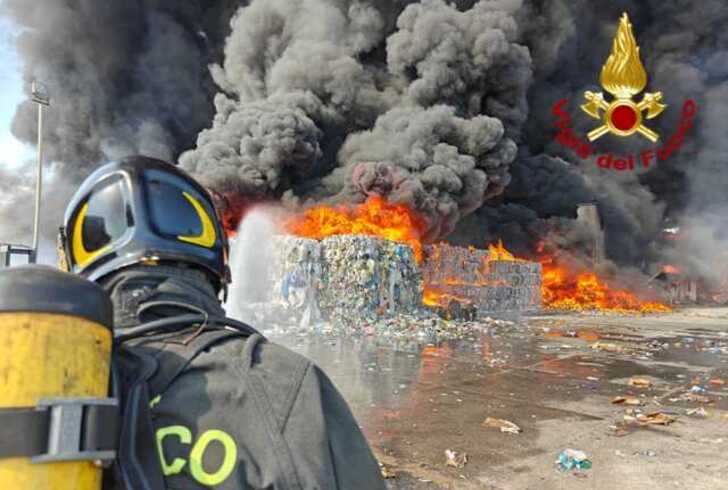 Brucia centro stoccaggio rifiuti a Catania, alta nube nera
