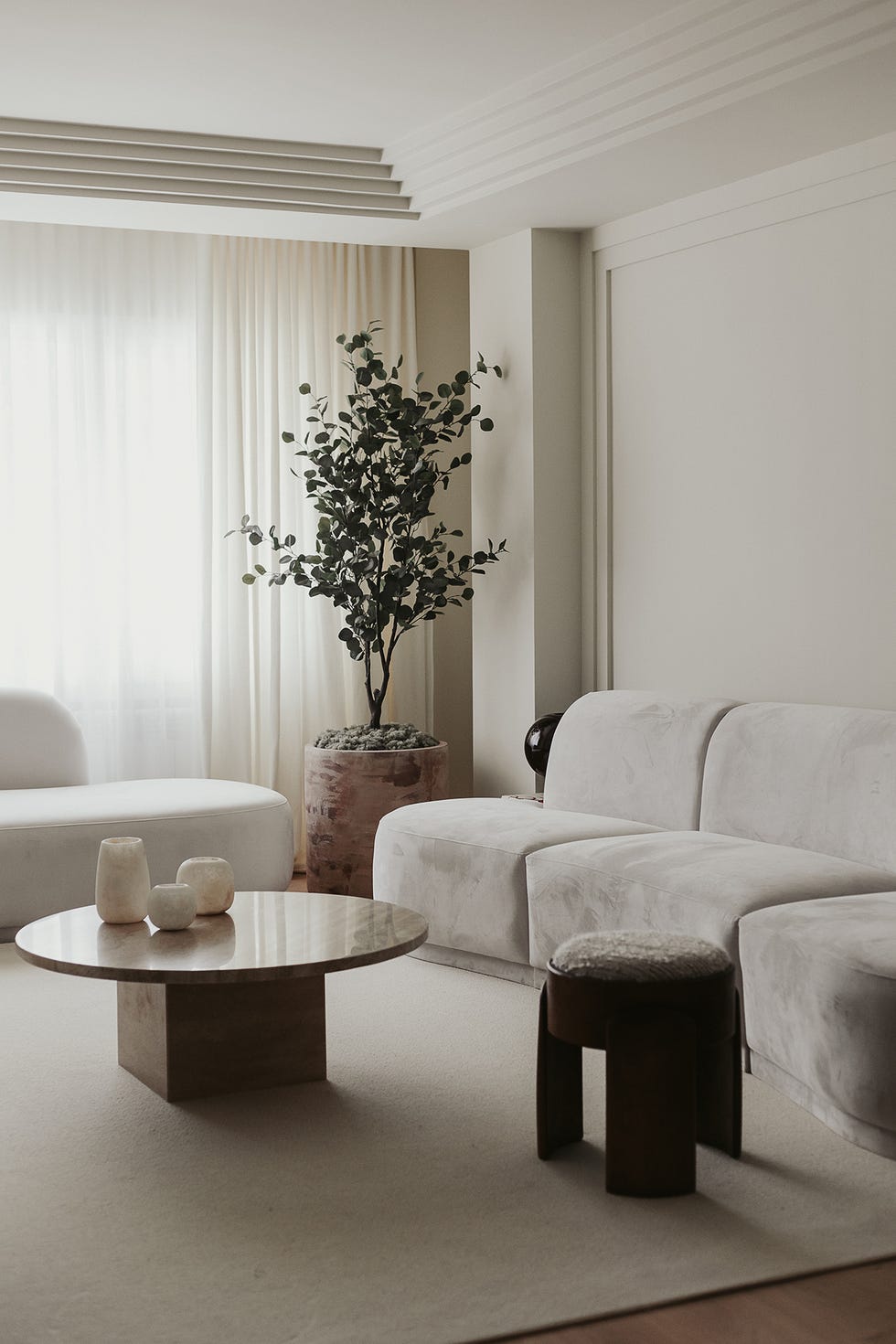 una casa con decoracion relajante en blanco, madera y negro de sudweek