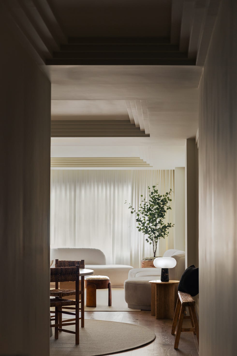 una casa con decoracion relajante en blanco, madera y negro de sudweek