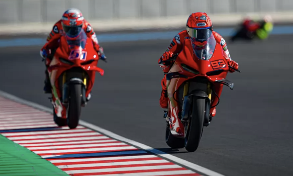 Marquez a cannone con la Panigale V4S, si fa il video e Bagnaia risponde!
