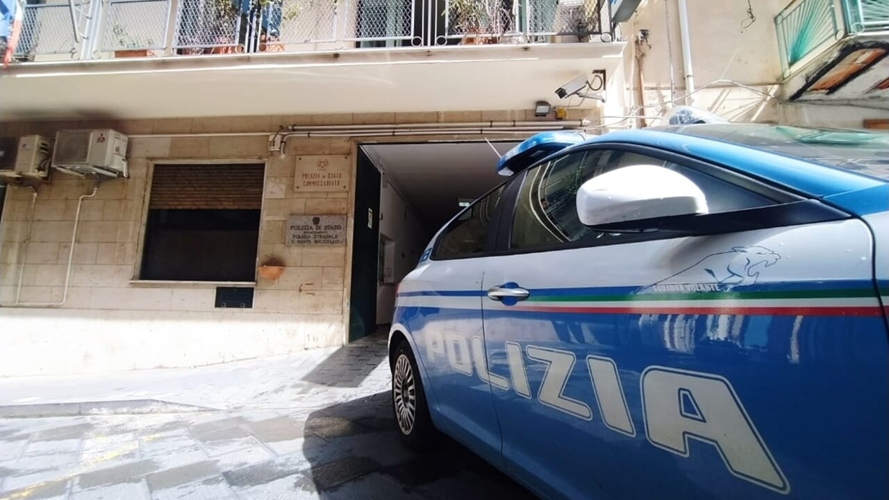 Orrore in un negozio, commesso violenta una bimba mentre i genitori sono distratti