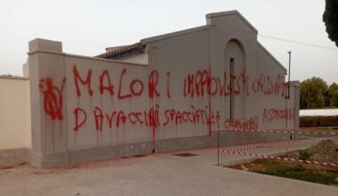 scritte no vax sui muri del cimitero
