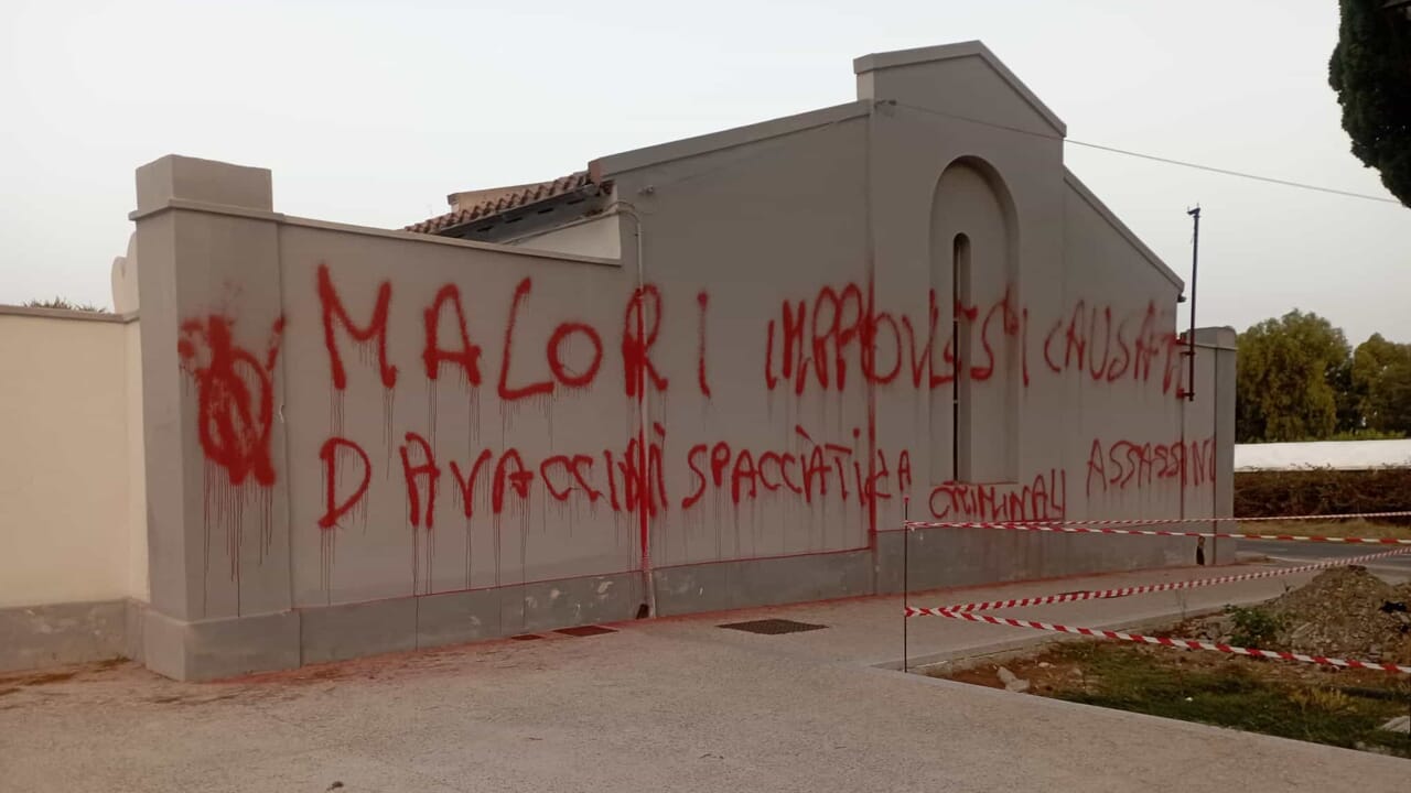 scritte no vax sui muri del cimitero