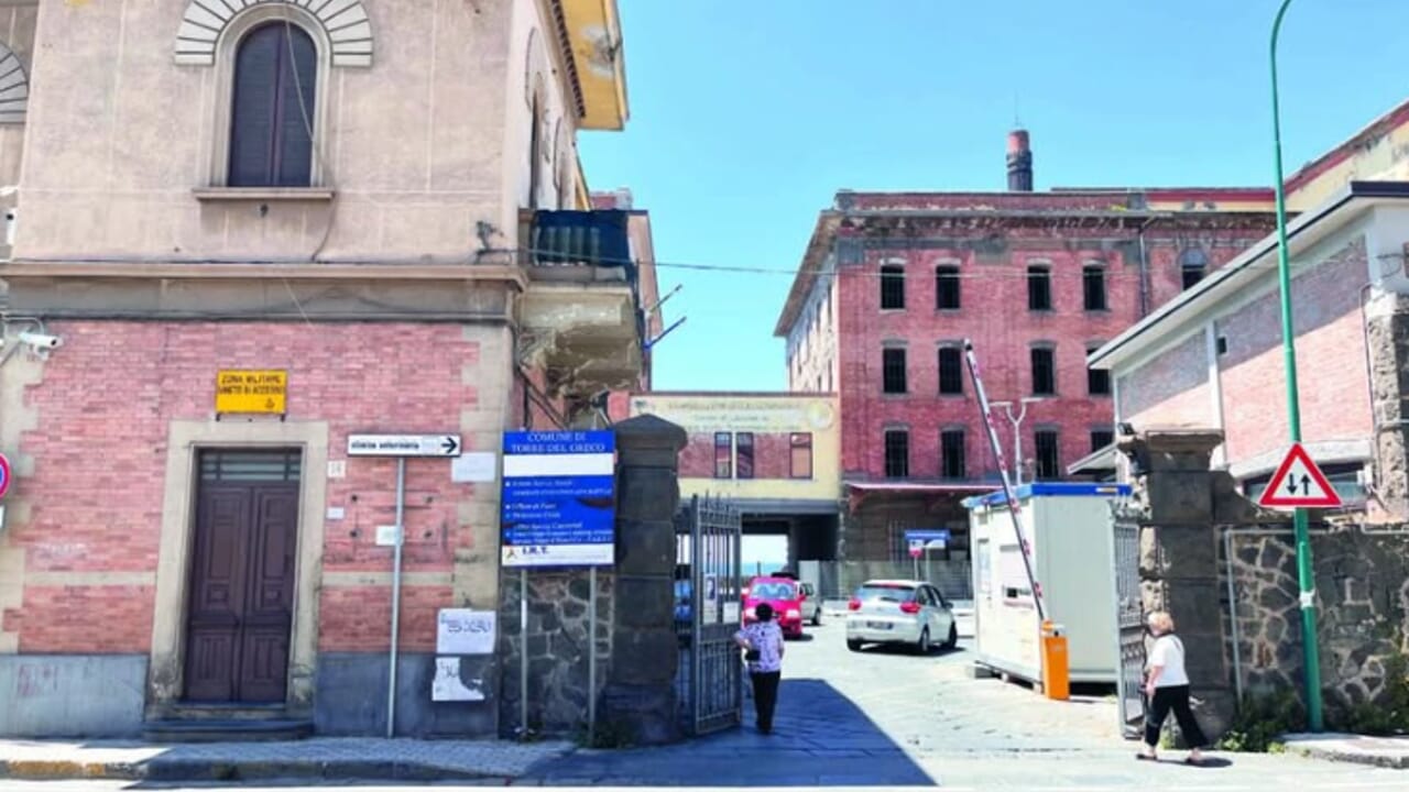 la madre le aggredisce con una catena