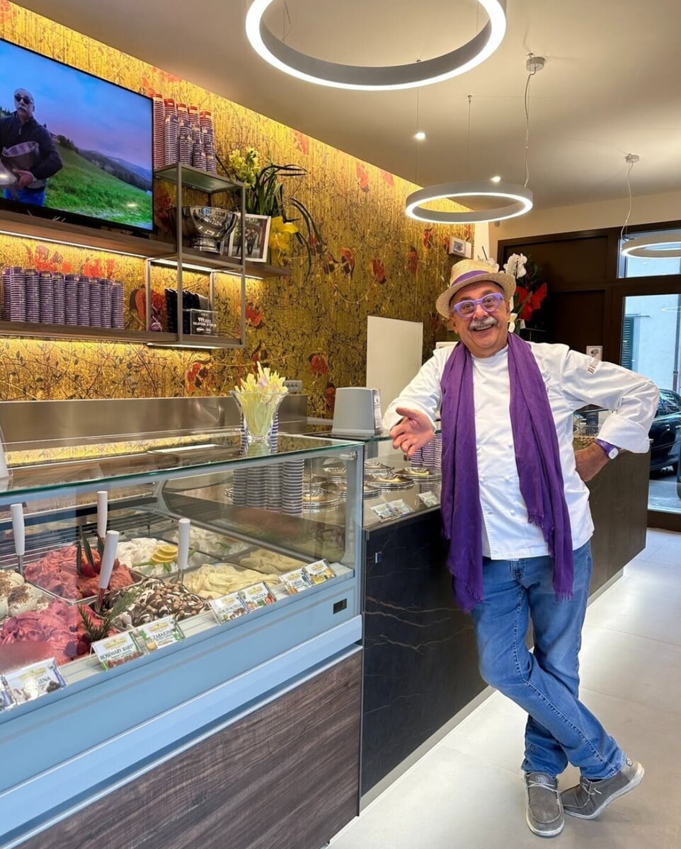 Sergio Dondoli alla gelateria di San Gimignano