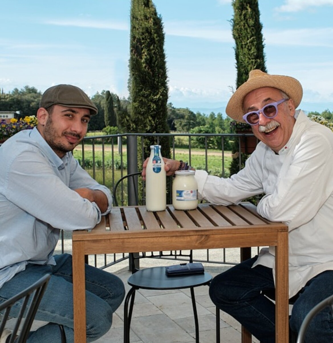 Sergio Dondoli con il latte della fattoria Poggio di Camporbiano