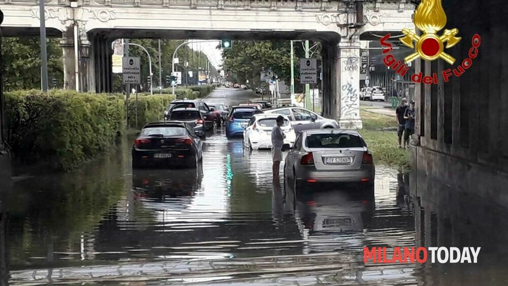 violenti temporali si abbattono sulla città e hinterland maxi lavoro per i vigili del fuoco