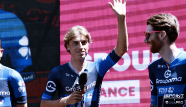 E Germani presenta la Groupama-FDJ a Matteo Milan