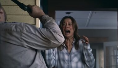L'horror Shelby Oaks, prodotto da Mike Flanagan, promette terrore e sangue, ecco il trailer