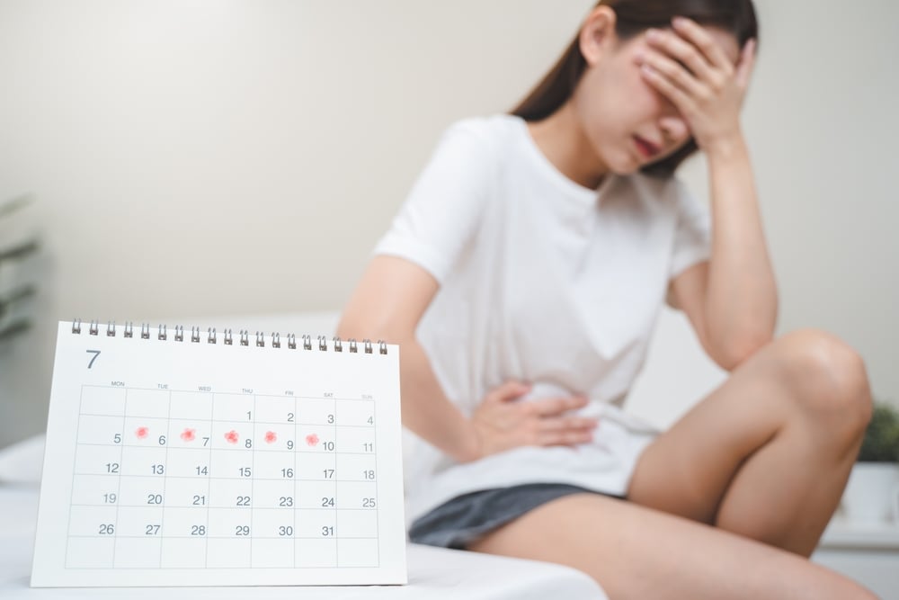 Tre giorni di stop pagato contro il dolore invisibile: il Portogallo vara il congedo mestruale per lavoratrici e studentesse, mentre le scuole italiane sperimentano soluzioni fai-da-te in attesa di una legge