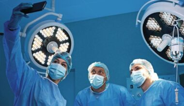 La carica dei medici influencer: camici bianchi nell’era dei social media