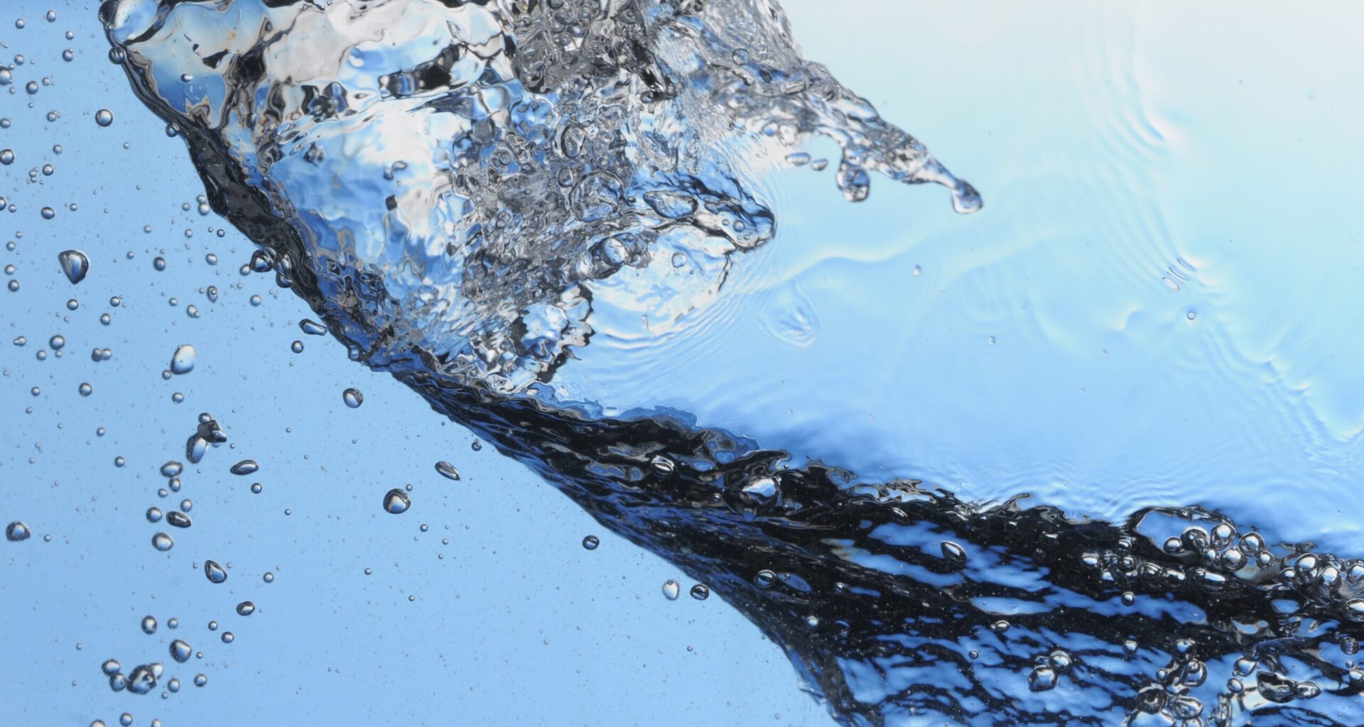 Dati drammatici dal rapporto Oms-Unicef: 1 ragazzo su 4 senza acqua sicura, milioni di ragazze escluse dalle lezioni durante il ciclo mestruale per mancanza di servizi nelle scuole