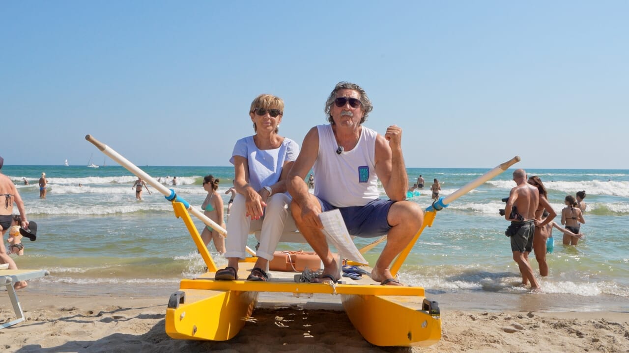La sindaca scende in spiaggia: "Qui nessun caro ombrellone, basta falsità: i prezzi sono competitivi"